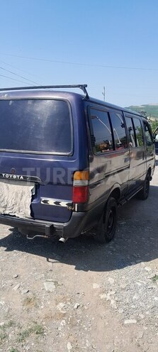 Toyota HiAce-7