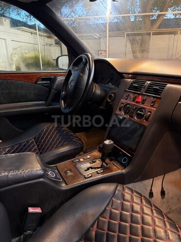 Mercedes E 240-11