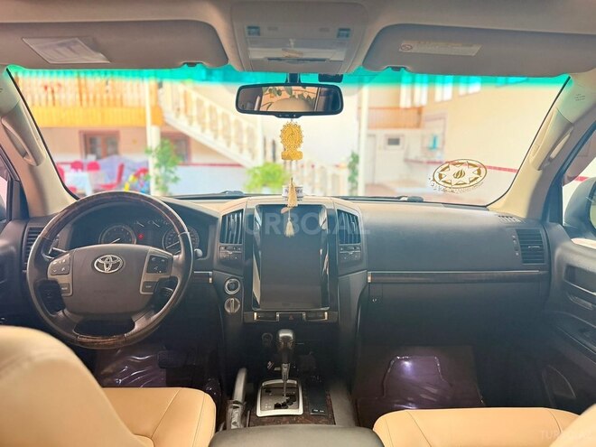 Toyota Land Cruiser-9