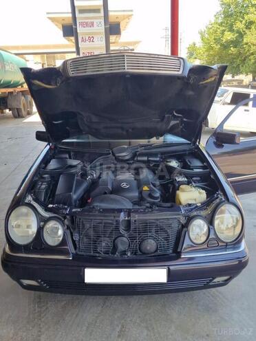 Mercedes E 240-13