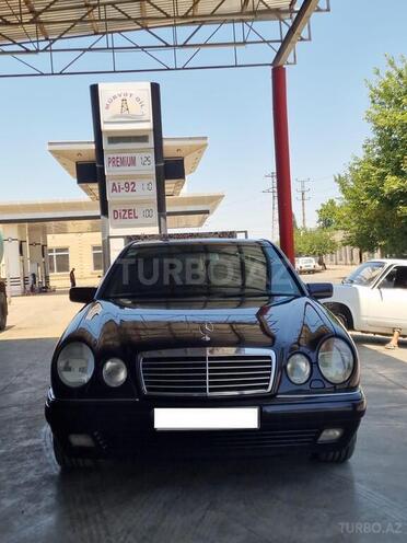 Mercedes E 240-1