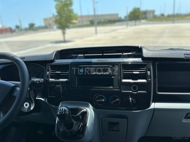 Ford Transit-17