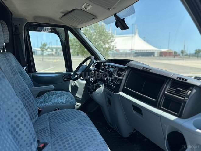 Ford Transit-16