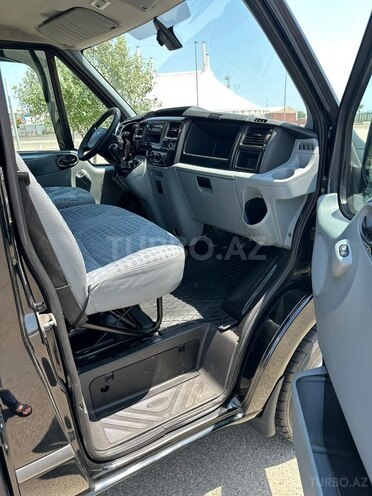 Ford Transit-13