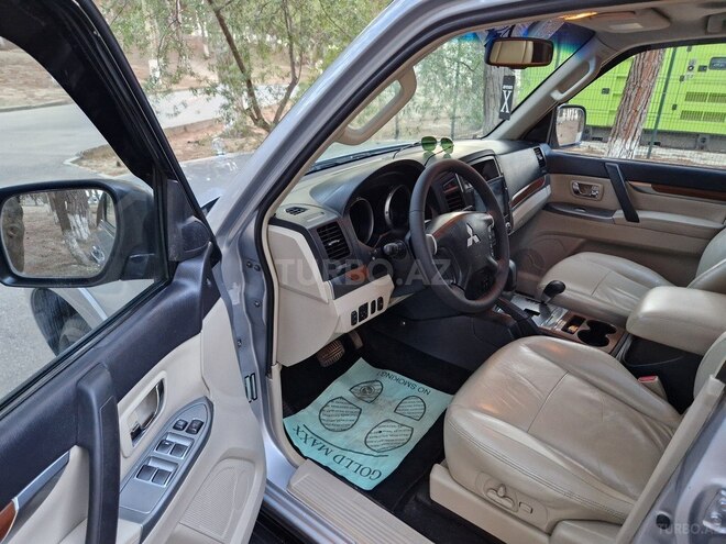 Mitsubishi Pajero-13