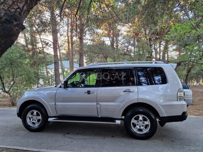 Mitsubishi Pajero-4