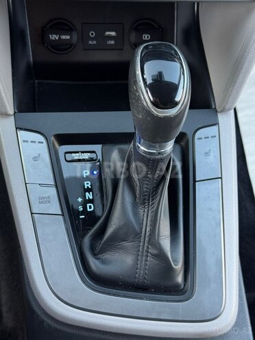 Hyundai Elantra-15
