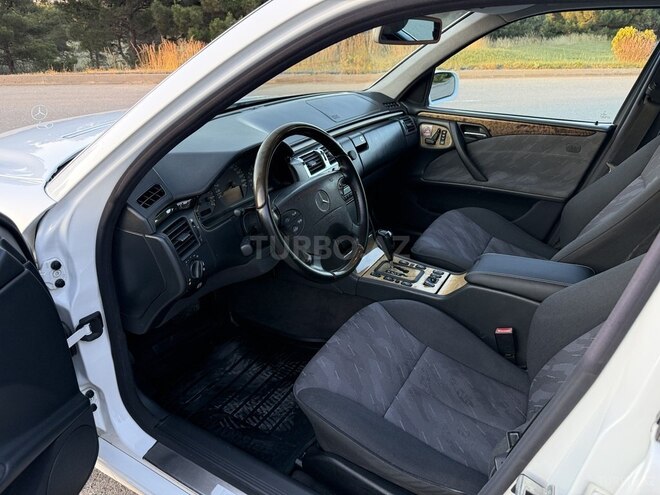 Mercedes E 240-16