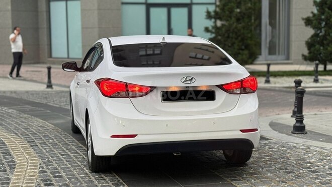 Hyundai Elantra-4