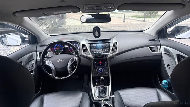 Hyundai Elantra-11