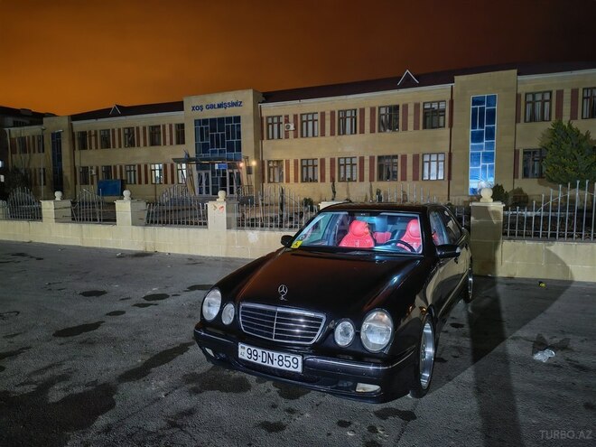 Mercedes E 270-1