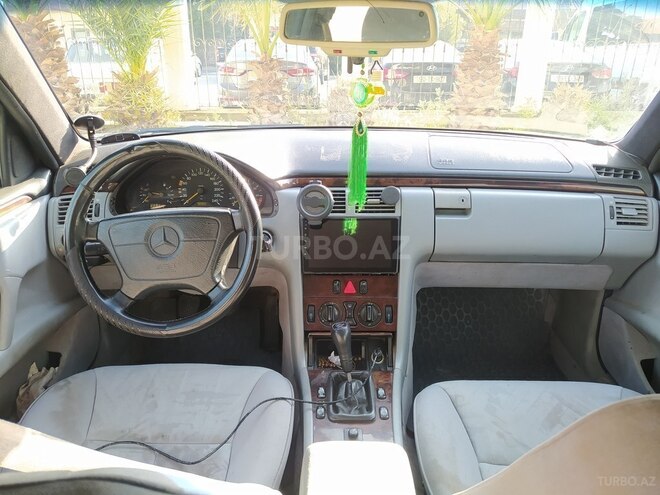 Mercedes E 200-2