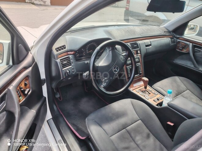 Mercedes E 240-6