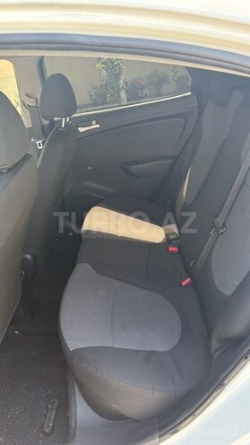 Hyundai Accent-7