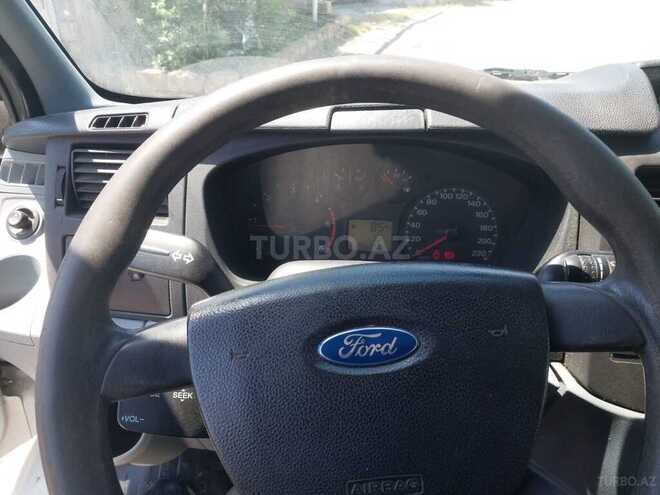 Ford Transit-17
