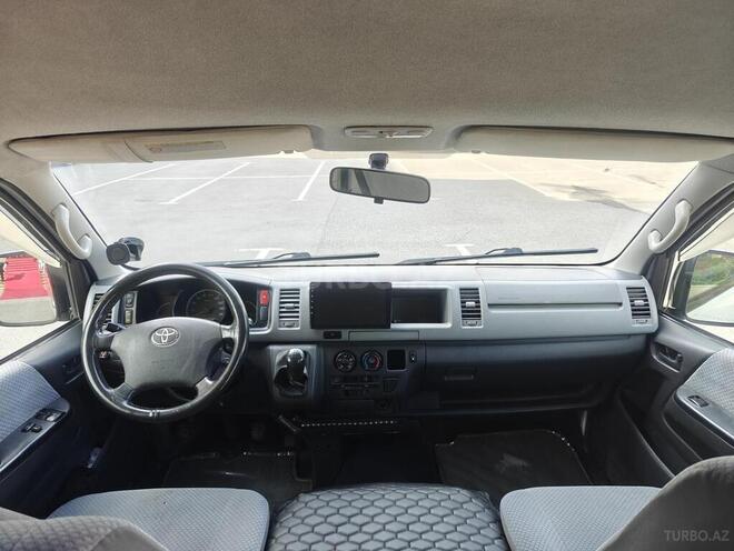 Toyota HiAce-3