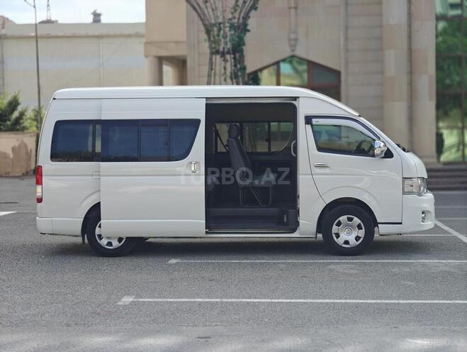 Toyota HiAce-12