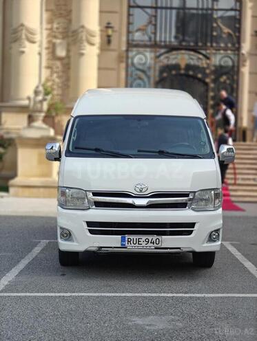 Toyota HiAce-15