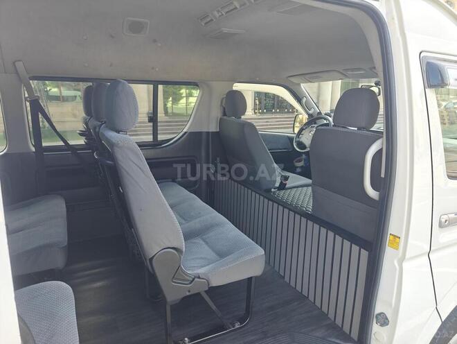 Toyota HiAce-16