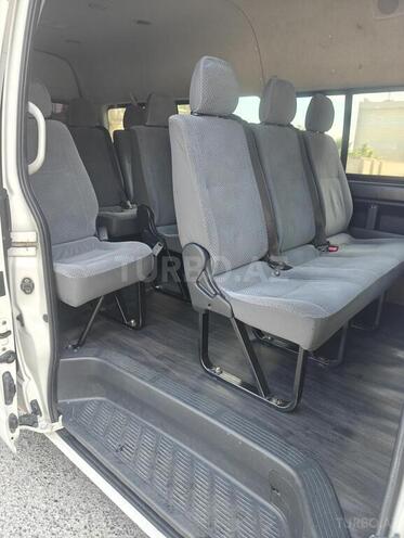 Toyota HiAce-20