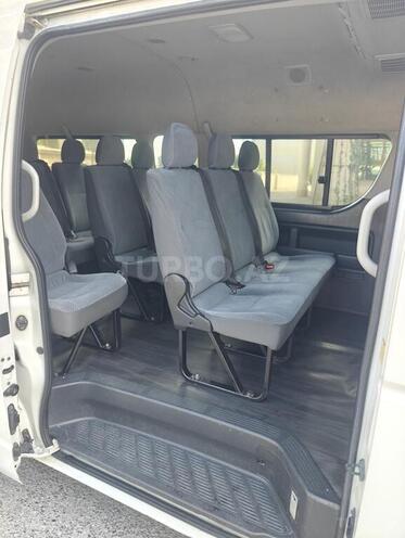 Toyota HiAce-18