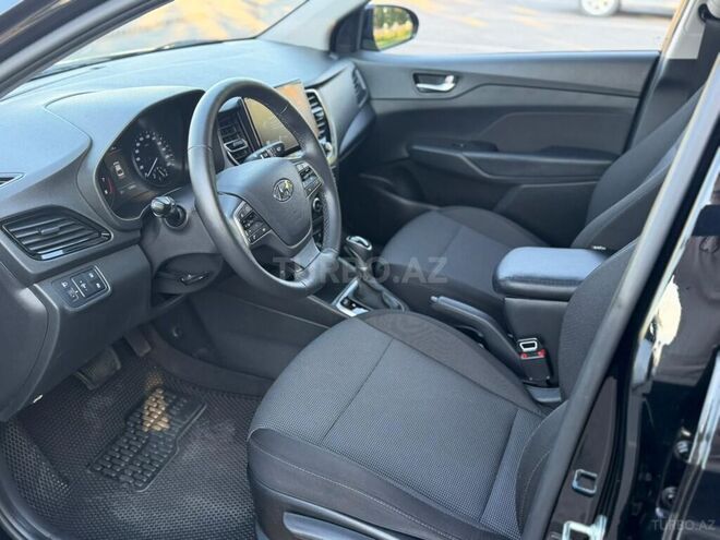 Hyundai Accent-11