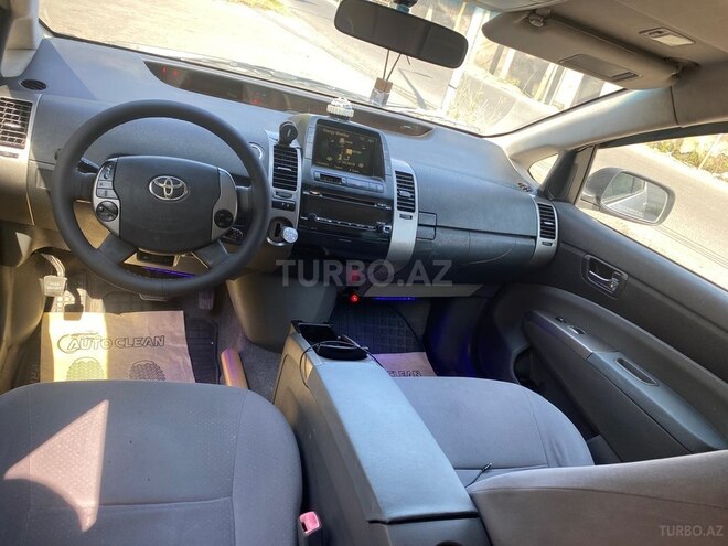 Toyota Prius-12