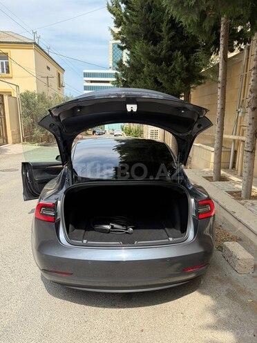 Tesla Model 3-11