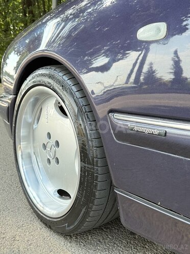 Mercedes E 240-4
