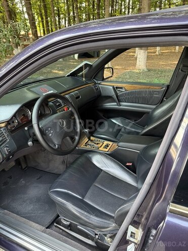 Mercedes E 240-8