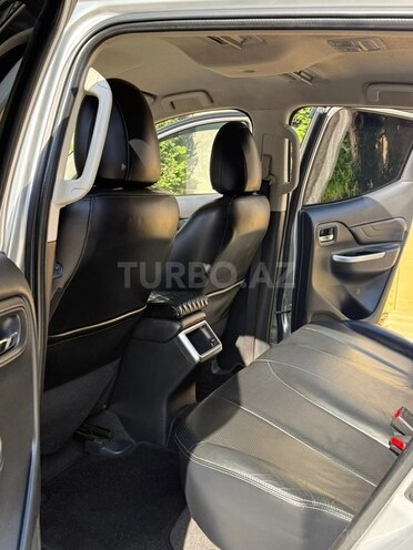 Mitsubishi L200-10
