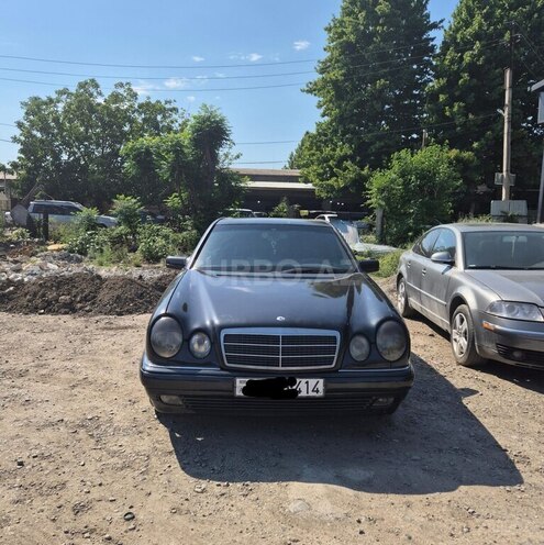 Mercedes E 320-1