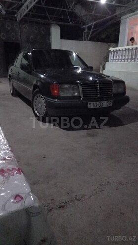 Mercedes 230 E-9