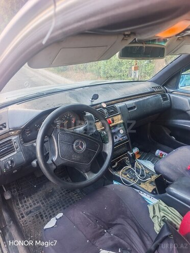 Mercedes E 240-5