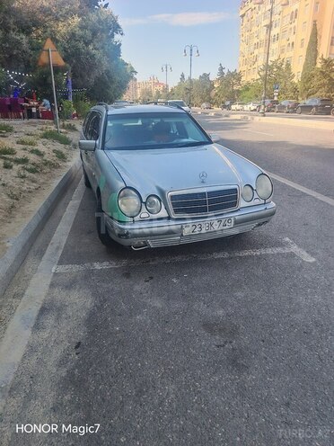 Mercedes E 240-1