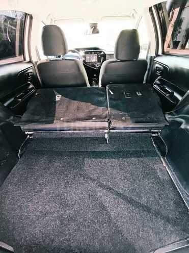 Toyota Aqua-12