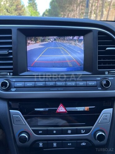 Hyundai Elantra-9