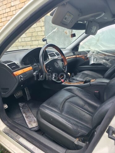 Mercedes E 240-11