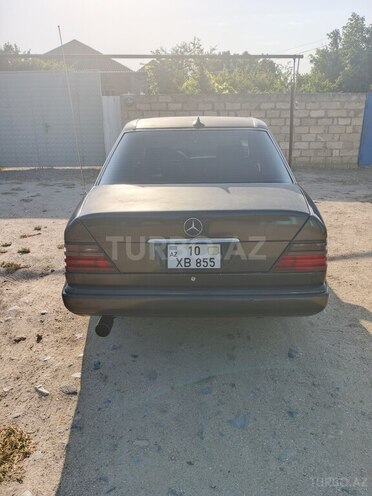 Mercedes 230 E-4