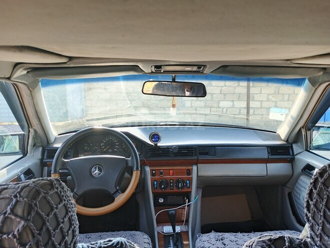 Mercedes 230 E-8