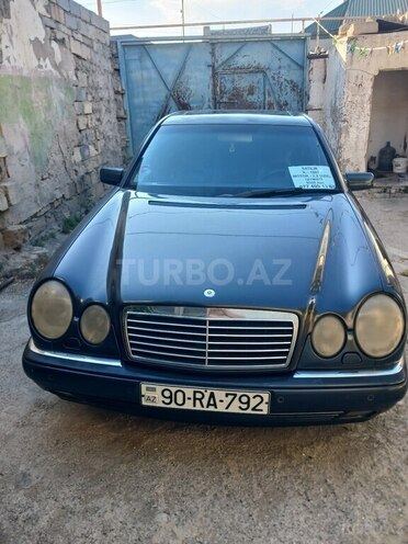 Mercedes E 220-1
