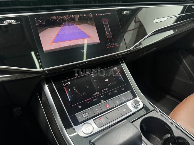 Audi Q8-13