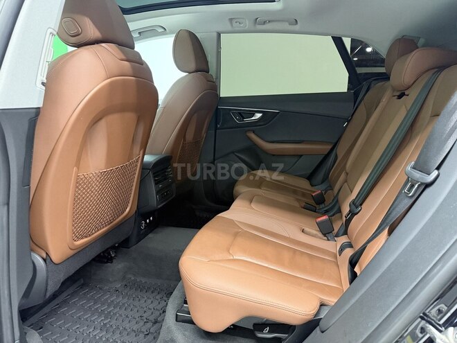 Audi Q8-12