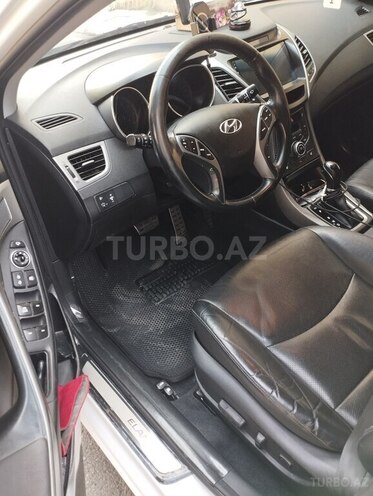 Hyundai Elantra-11