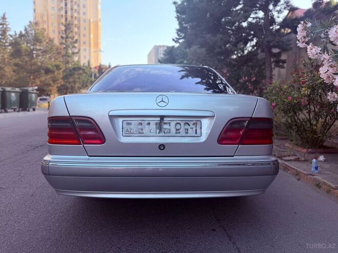 Mercedes E 200-2