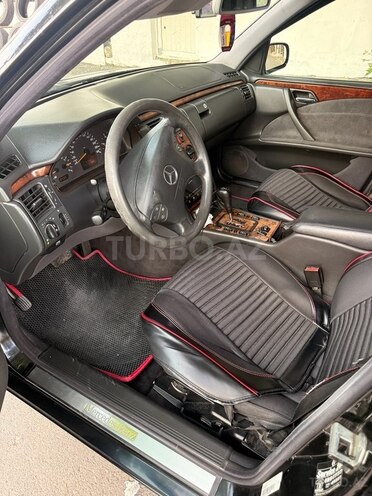 Mercedes E 220-11