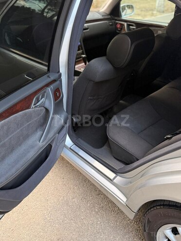 Mercedes E 240-13