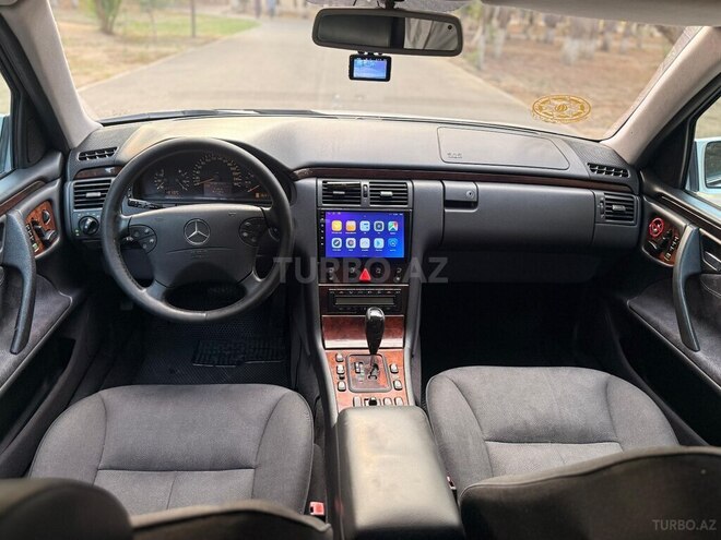 Mercedes E 240-17