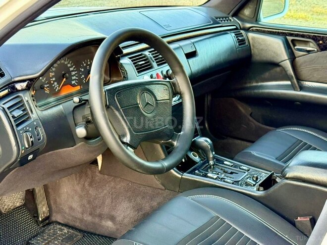 Mercedes E 280-9