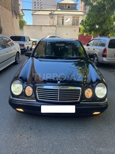 Mercedes E 240-1